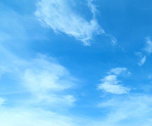 una imagen de un cielo azul y unas pequeñas nubes blancas esparcidas alrededor